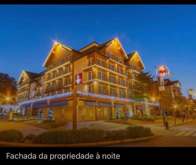 Hotel Laghetto Stilo Borges Gramado Luaran gambar The hotel at night