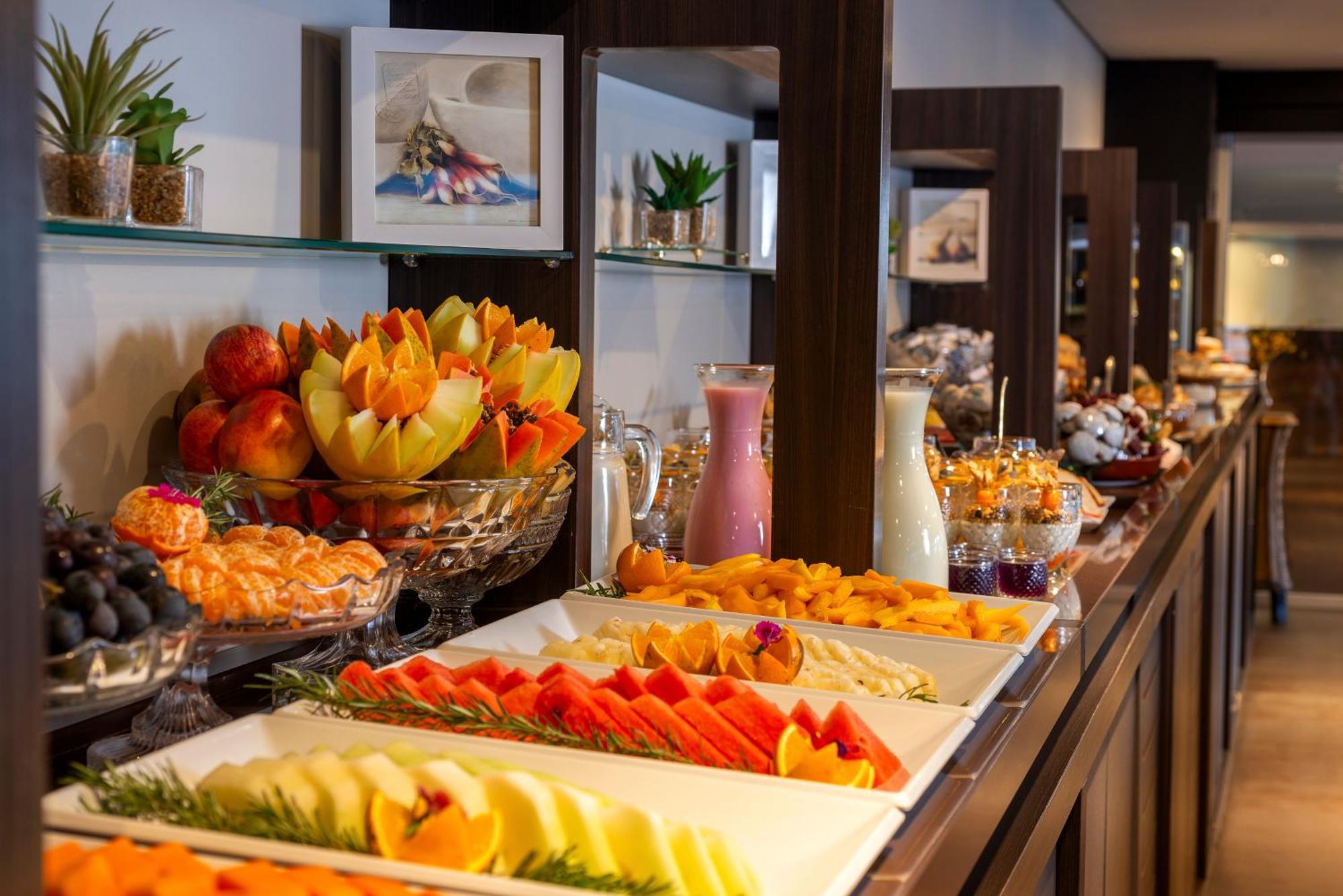 Hotel Laghetto Stilo Borges Gramado Luaran gambar A fruit salad buffet