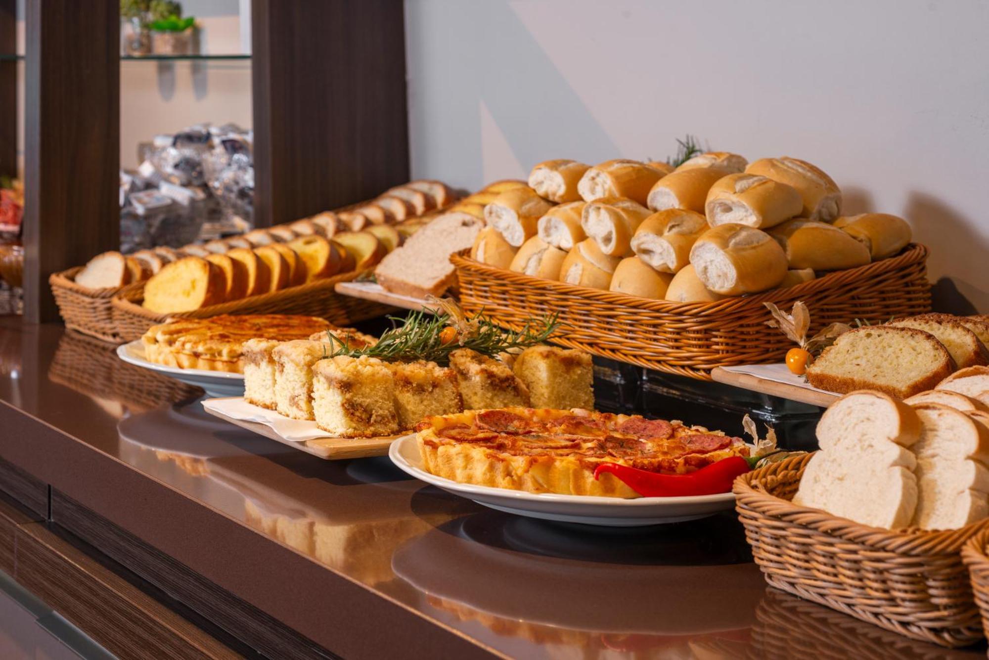 Hotel Laghetto Stilo Borges Gramado Luaran gambar A selection of Spanish tapas