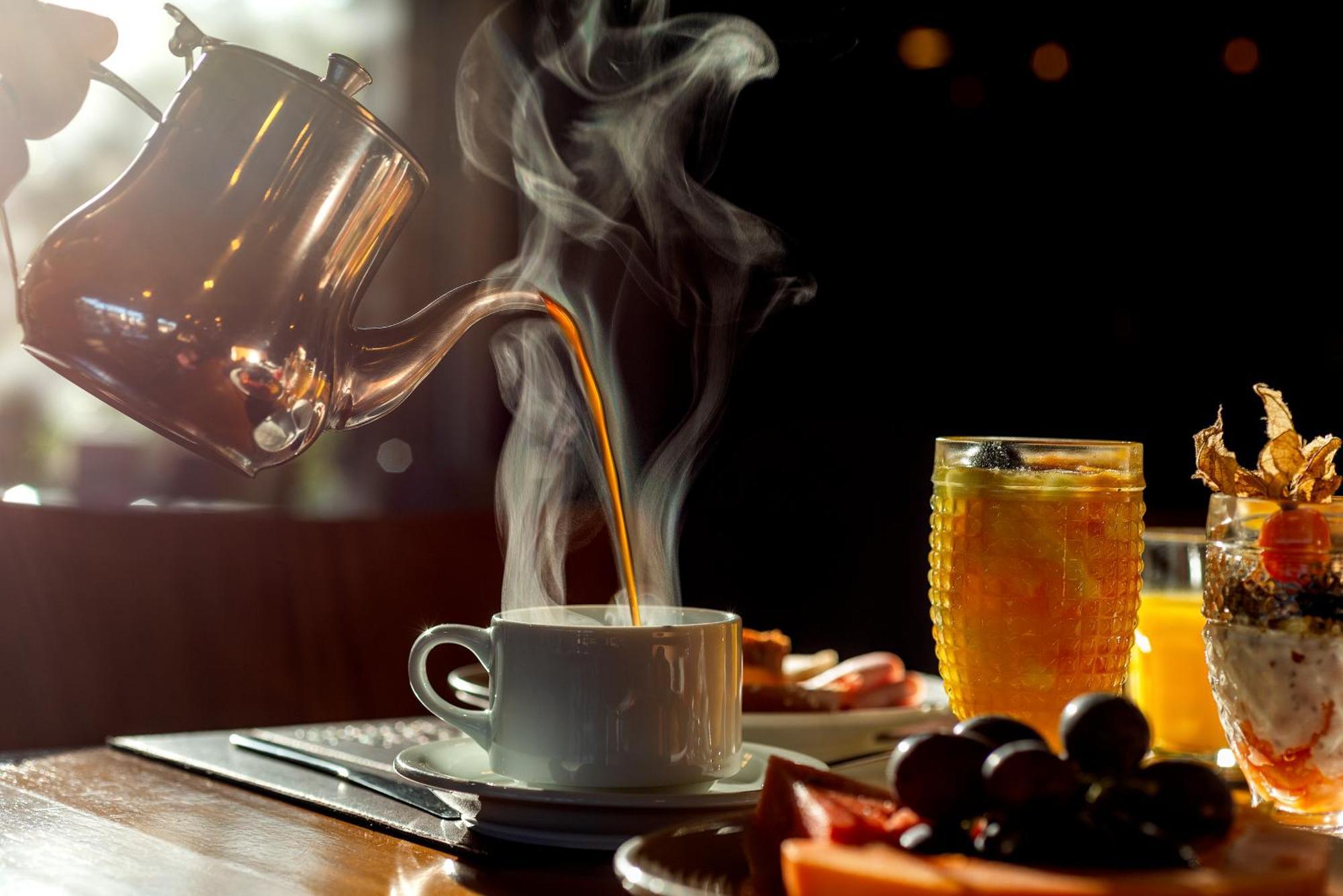 Hotel Laghetto Stilo Borges Gramado Luaran gambar Coffee being poured